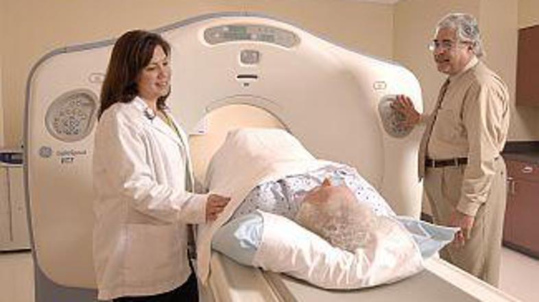 Običajni 25-minutni postopek se je pri Tellezovi zavlekel za več ur.