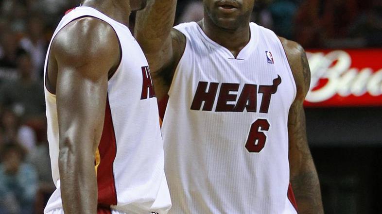 LeBron James in Dwyane Wade sta dosegla 65 točk in odločilno prispevala k zmagi 