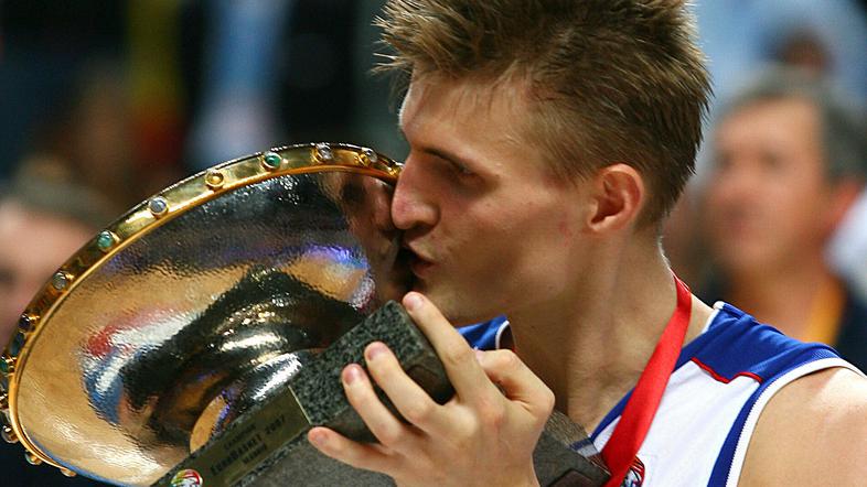 Kirilenku ni mar za denar.