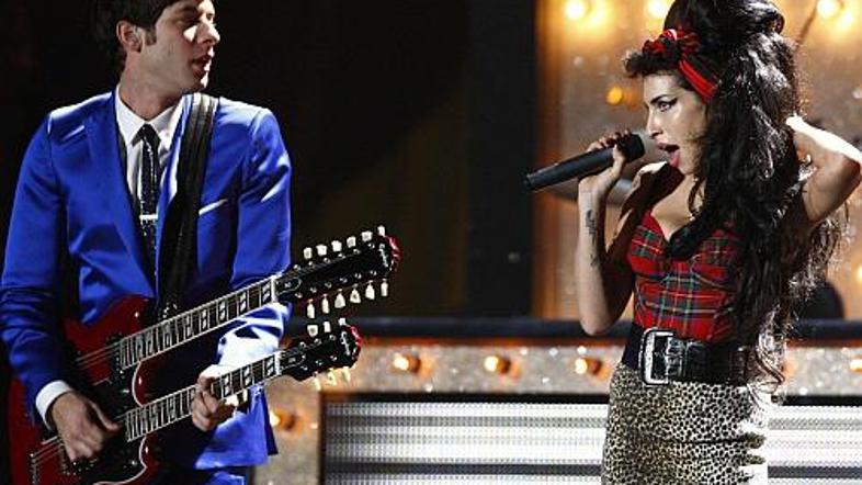 Mark in Amy (sta ali nista ljubimca, se na Otoku muzajo že nekaj mesecev) sta na