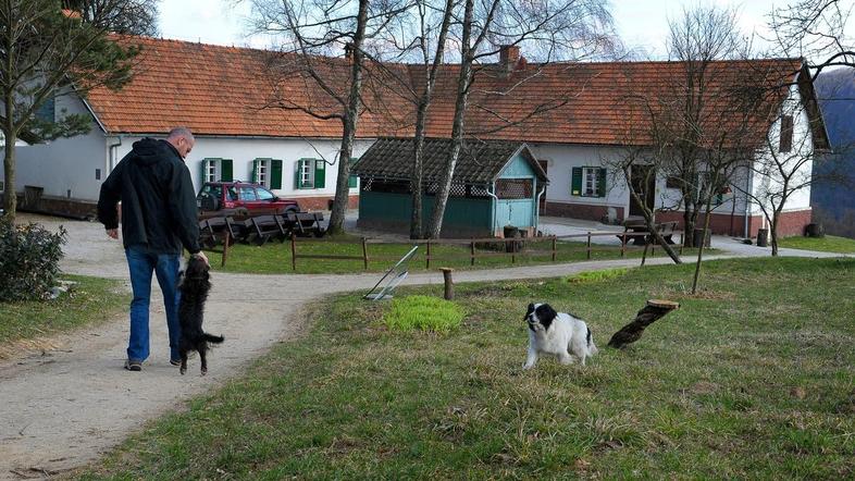 Glede na rezultate Šentove ankete med okoliškimi prebivalci Posestva Razori veči