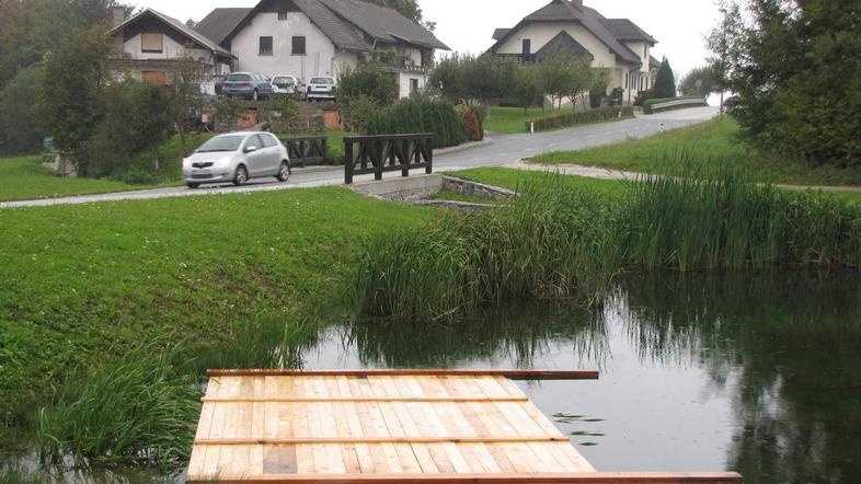 Ribnik pred Preddvorom je sicer urejeno počivališče za sprehajalce. (Foto: Iztok