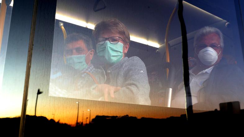 koronavirus COVID-19 SARS-CoV-2 virus avtobus