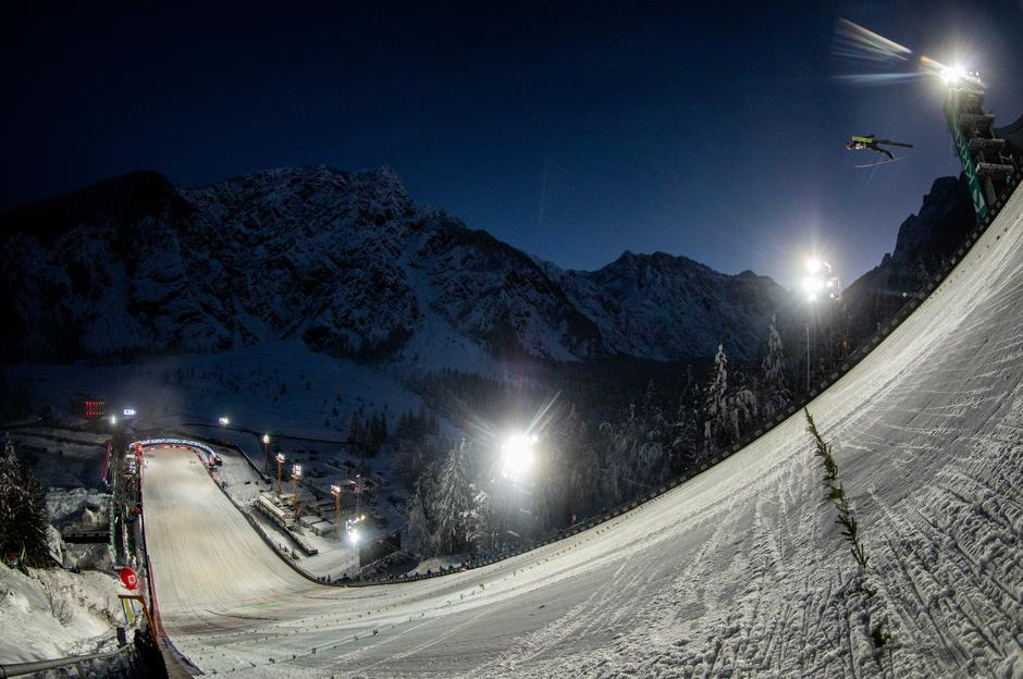 Planica reflektorji SP v poletih | Avtor: Epa