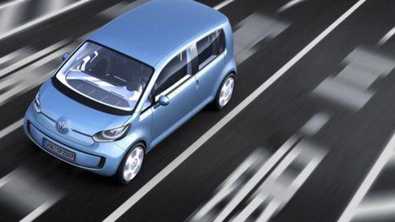 Mali Volkswagen navdušuje obiskovalce avtosejma v Tokiu.