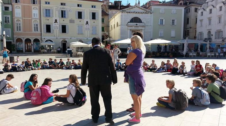 Otroci na Tartinijevem trgu v Piranu