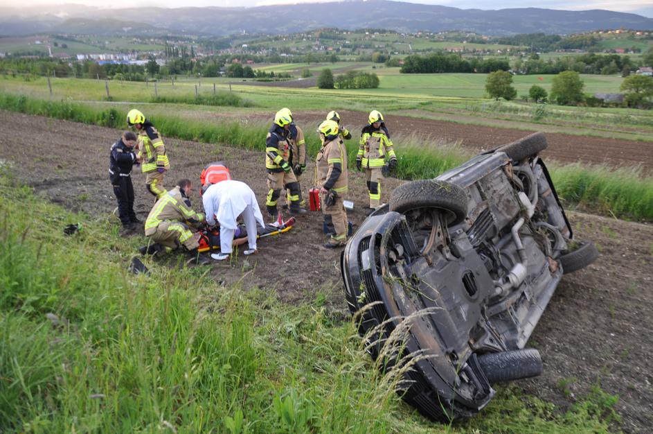 Prometna nesreča pri Slovenskih Konjicah, avto na boku