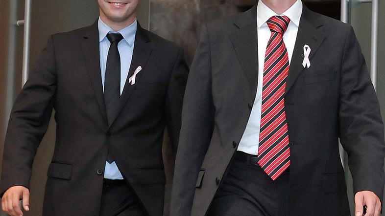 Matevž Frangež (levo) in Dejan Levanič (desno) bosta poslancem predstavila drzen