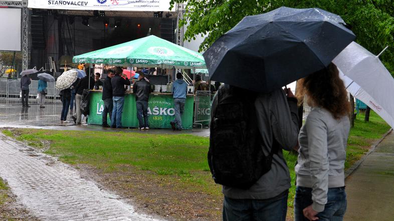 Na odprtju Majskih iger je bilo zaradi dežja malo obiskovalcev.
