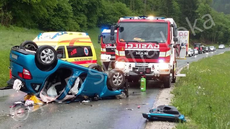 Prometna nesreča, avto na strehi