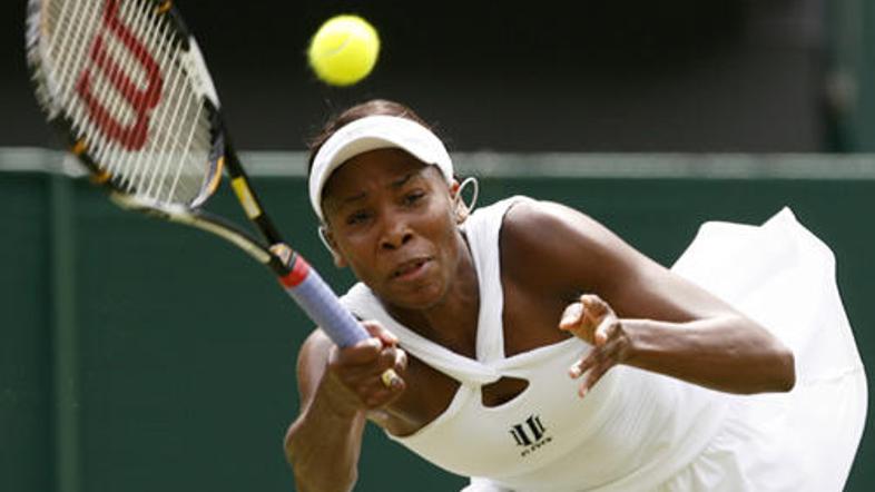 Venus Williams je v prvem kolu ponovila ponedeljkovo predstavo svoje sestre.