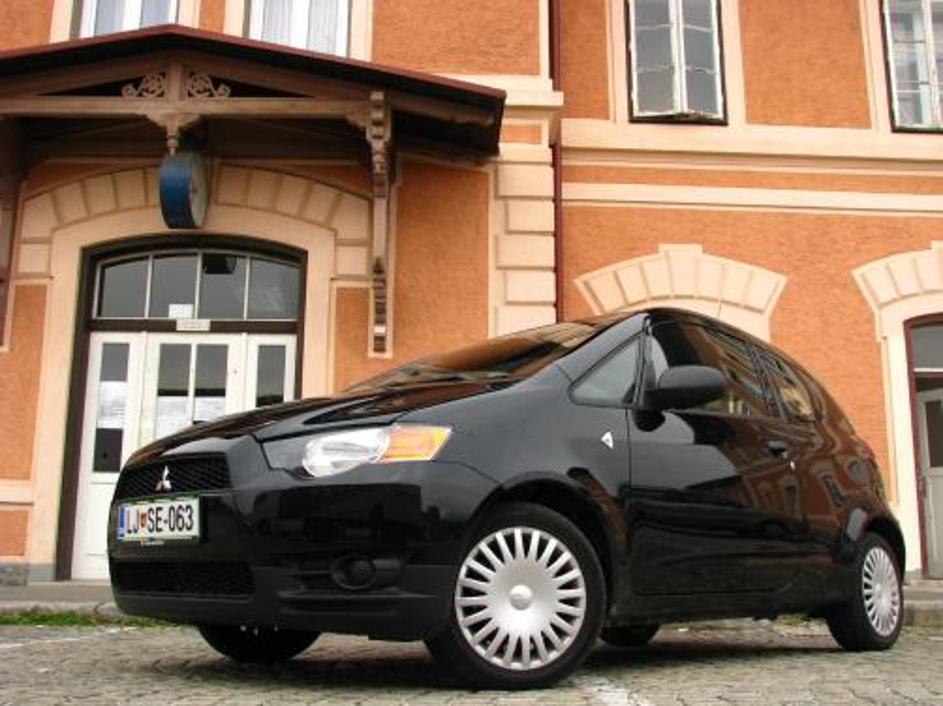 Osvežena podoba, ki spominja na hišno ikono lancerja, in več udobja med vožnjo s