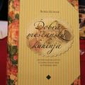 V knjigi boste našli recepte za jedi, kot so kostanjeva juha z zeleno, zrezek tu