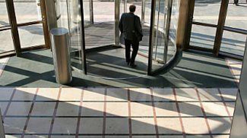 Tudi največji so lahko ob službo.