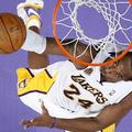 Kobe Bryant je Lakersom pomagal do nove zmage.