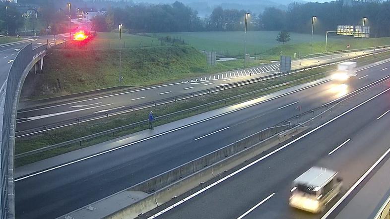 pešec na cestišču