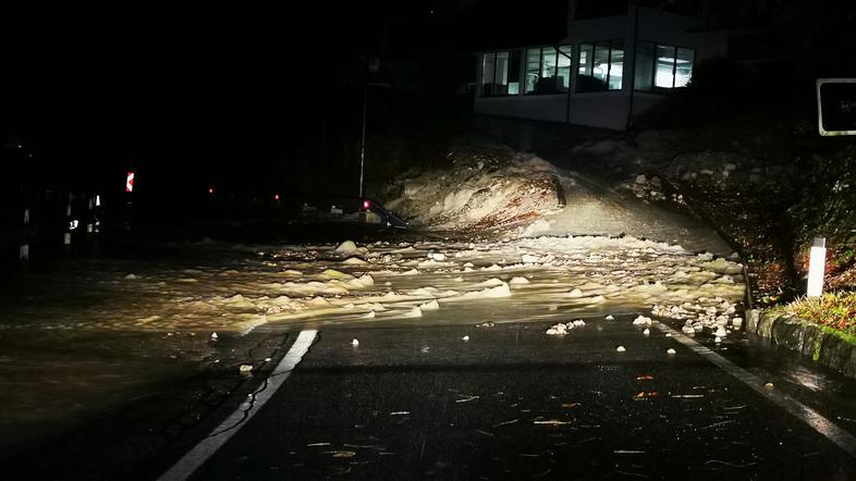 Poplavljen odsek ceste Spodnja Idrija - Tolmin