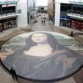 Nakupovalce trgovskega centra v Wrechamu opazuje velikanska Mona Lisa. 