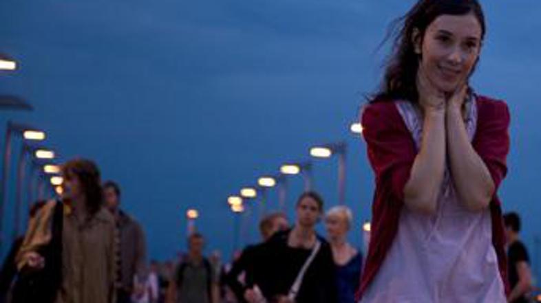 Kaj vse bi žrtvovali za ljubezen družine? Vrednote? Svobodo? Neodvisnost?
Prven