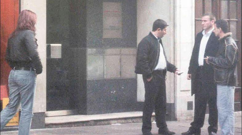 23-letno dekle (na levi) sta med sklepanjem kupčije skrbno čuvala še dva Albanca