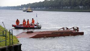 Prevrnjeni trajekt. (Foto: EPA)