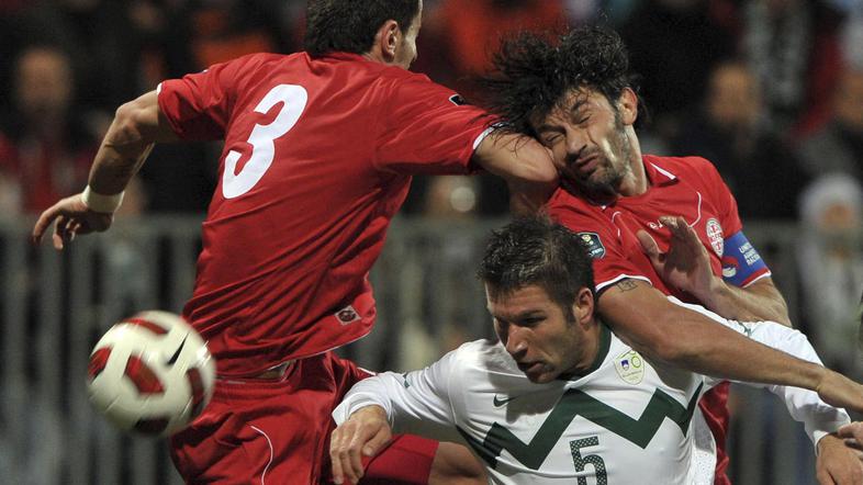 Kaladze (desno) v dvoboju med Boštjanom Cesarjem in soigralcem. (Foto: Reuters)