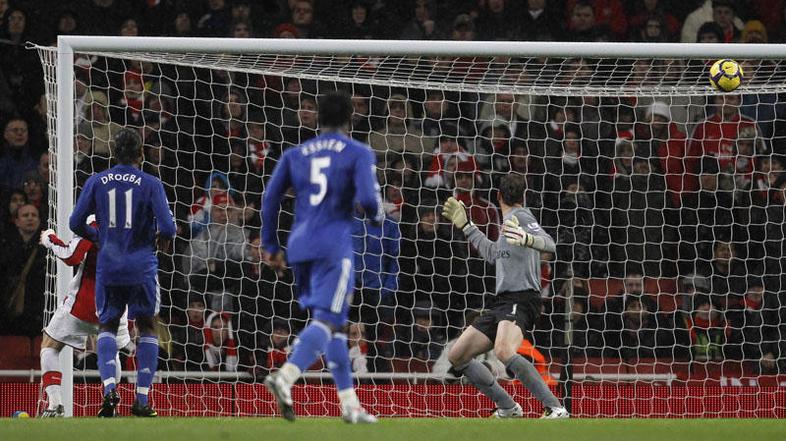 Arsenal Chelsea Didier Drogba Michael Essien Manuel Almunia