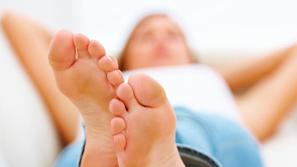 Poletna vročina povzroča potenje, to pa v čevljih ustvarja neprijetne vonjave. (