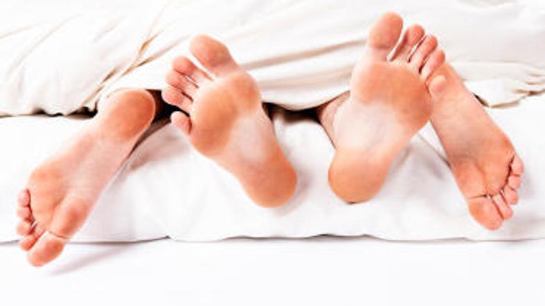 Roko je spustil na mojo glavo in se pričel v bokih nežno zibati.