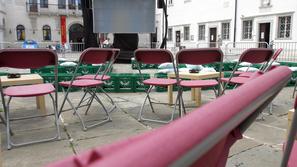 Zaslon, ki te dni privablja nogometne navdušence, bo ob četrtkih in sobotah nado