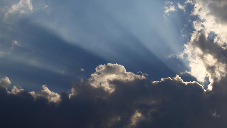 sončni žarki prodirajo skozi oblake