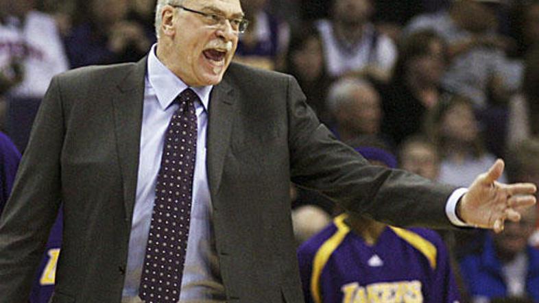 Phil Jackson ostaja v Los Angelesu še dve leti.