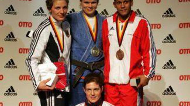 Urška Žolnir (na najvišji stopnički) si je že zagotovila nastop na olimpijskih i