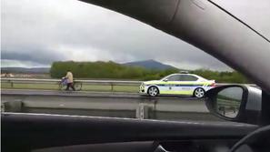 Kolesarka na avtocesti