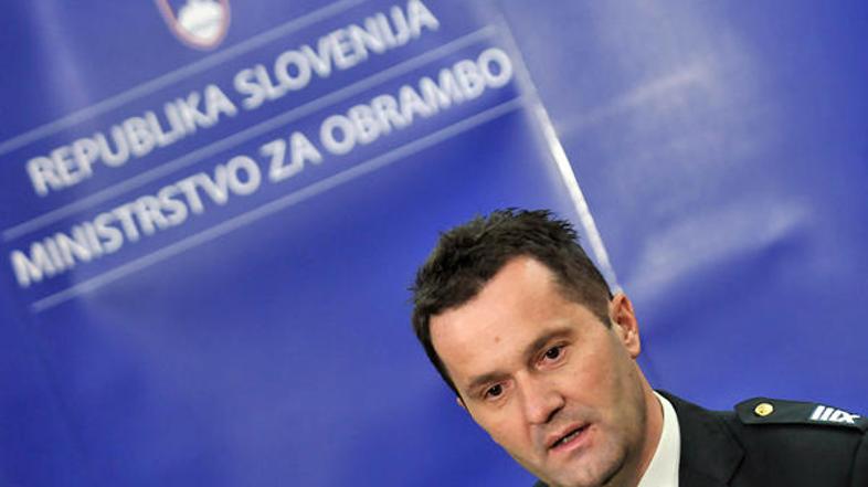 "Vojakinja se je v torek poškodovala s strelnim orožjem in kljub hitri medicinsk