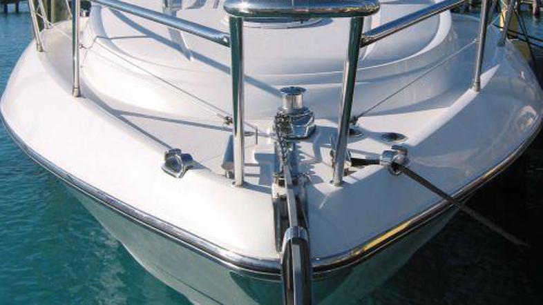 Jahto so skušali odpeljati proti pristanišču pred mestom Ubli, a se je nato doko