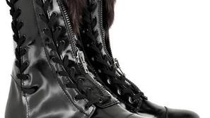 V jesen udobno zakorakajte z gležnarji z vezalkami in brez pete. (Foto: www.net-