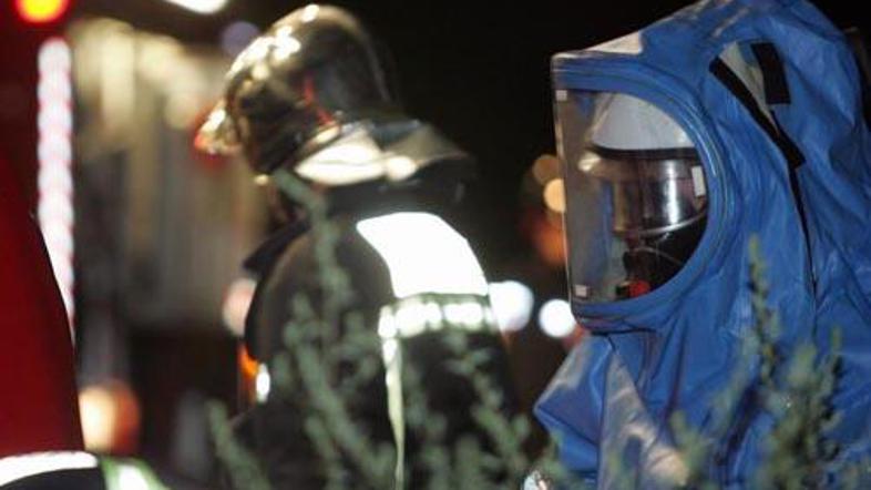 Vsi, ki so preiskovali teren, so imeli na sebi posebne zaščitne obleke.