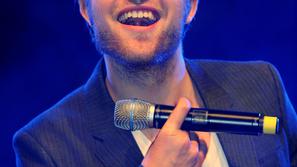 Robert se filma močno veseli, saj bo lahko združil svoji ljubezni: petje in igra