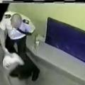 Andrews bo zaradi napada na žensko šest mesecev preživel v ječi. (Foto: YouTube)