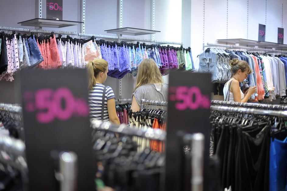 razprodaje, razprodaja, poletna razprodaja tekstila in obutv