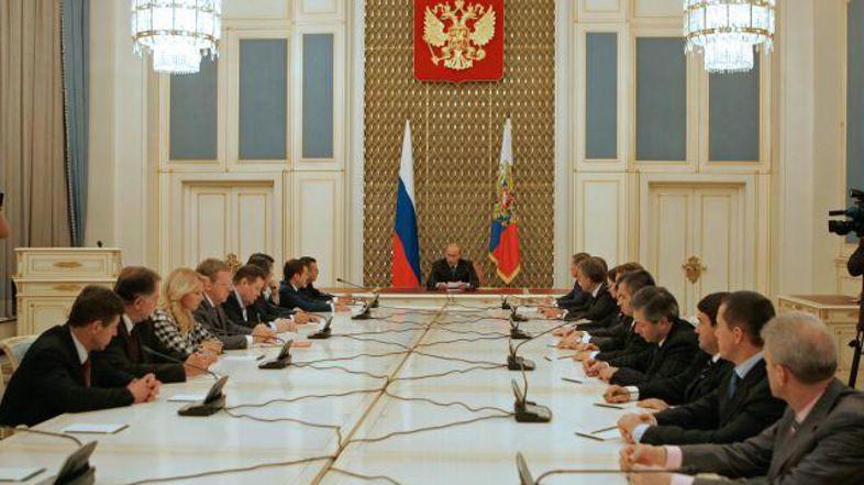 Po mnenju ruskih analitikov so zamenjave v vladi priprave na iskanje Putinovega 