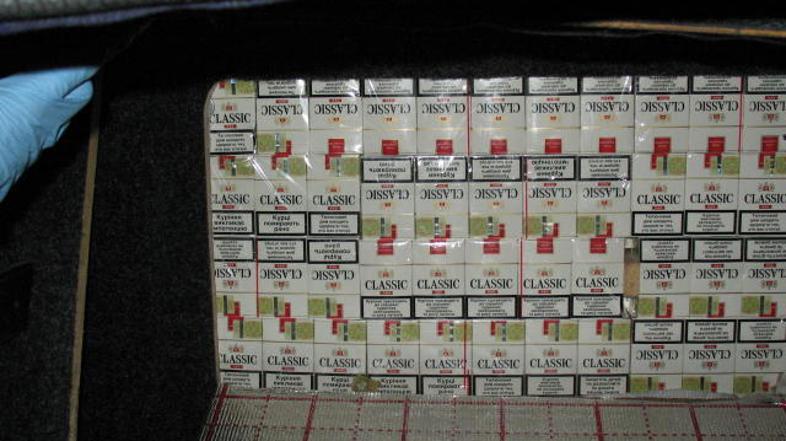 Ukrajinec je cigarete skrival v prirejenih prostorih. (Foto: PU Maribor) 