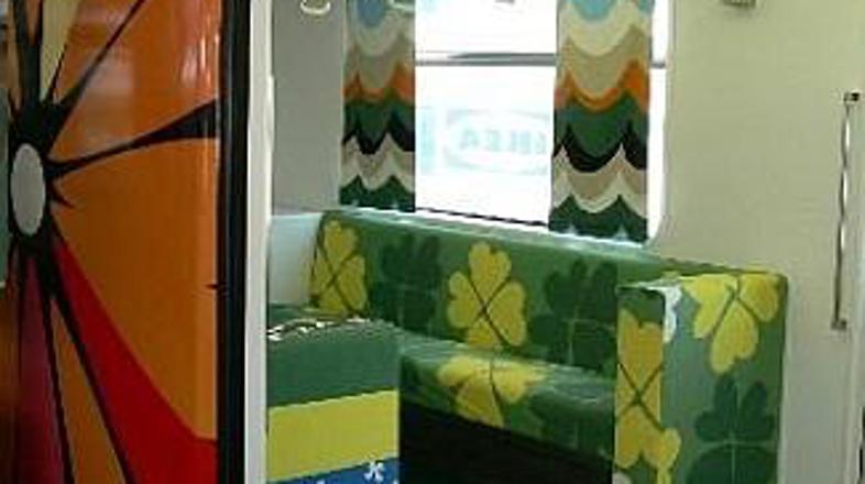 V vsakem vagonu potnike pričakajo drugačni kavči in zavese.