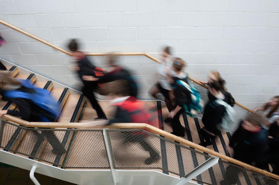 učenci hodijo po stopnišču v šoli | Avtor: Profimedia