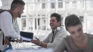 Moška se pogovarjata v pisarni