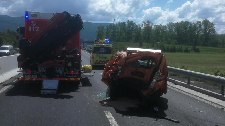 Prometna nesreča, kombi trčil v pregledniško vozilo Darsa