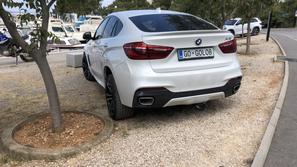 BMW X6 z registrsko oznajo GO GOLOB