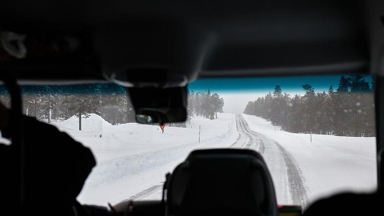 Avtobus na zasneženi cesti