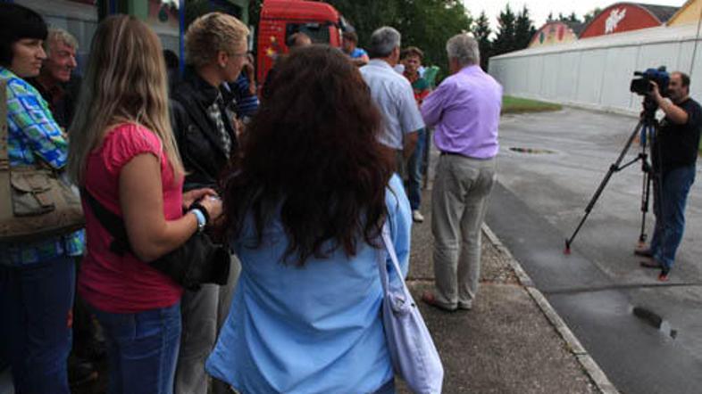 Zaposleni v podjetju Vino Brežice še naprej stavkajo.